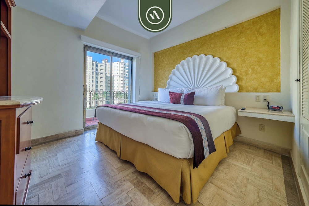 Beachfront 2 BR Condo - Beach - Pools - Tennis
