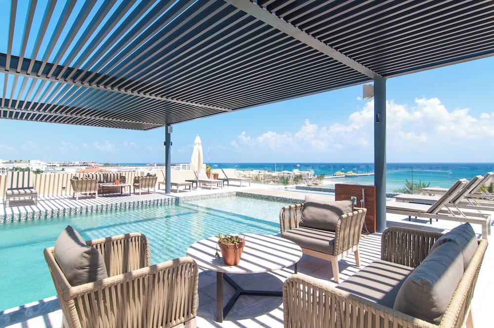 Condos with Oceanview Rooftop Pool