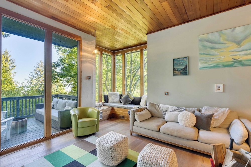 Coastal Escape w/ Balcony, Firebowl & Ocean Views Near Manzanita Sunset House by Avantstay