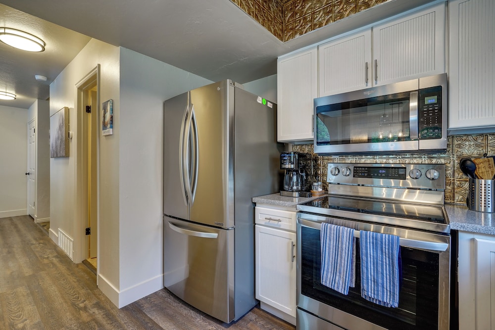 Mtn Views & Canyon Access: Cottonwood Heights Home