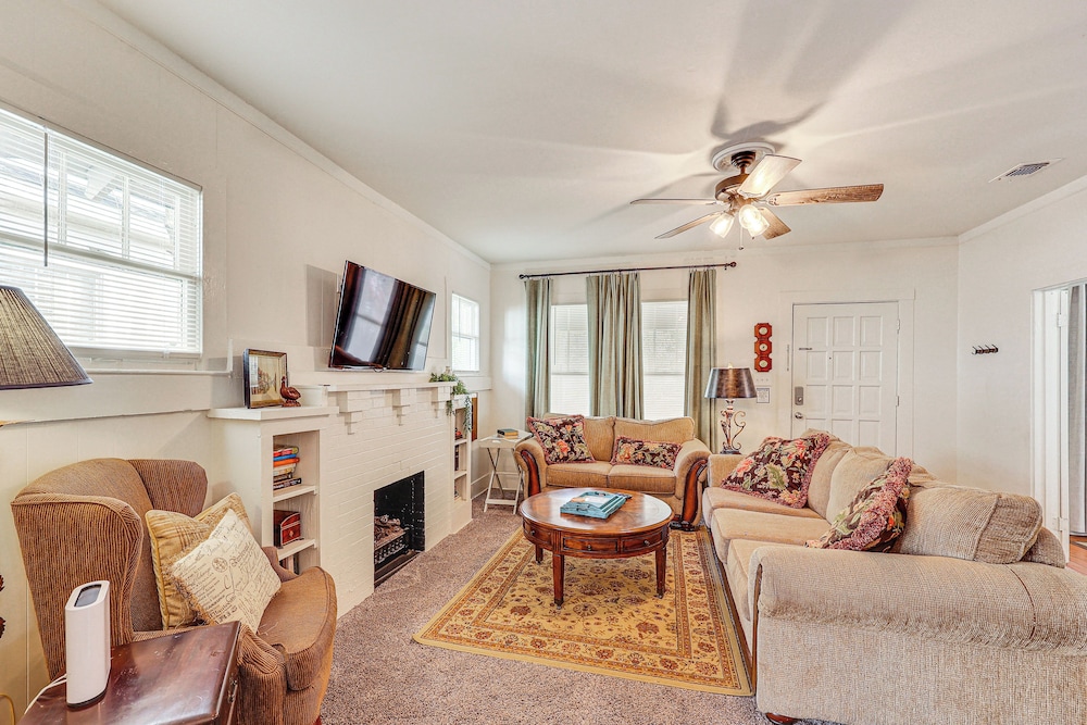 < 1 Mi to Historic Dtwn Texarkana: Charming Home!