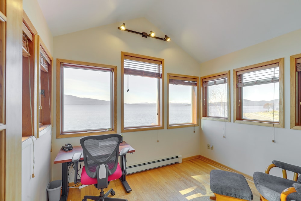 9 Mi to Mendenhall Glacier: Waterfront Juneau Home