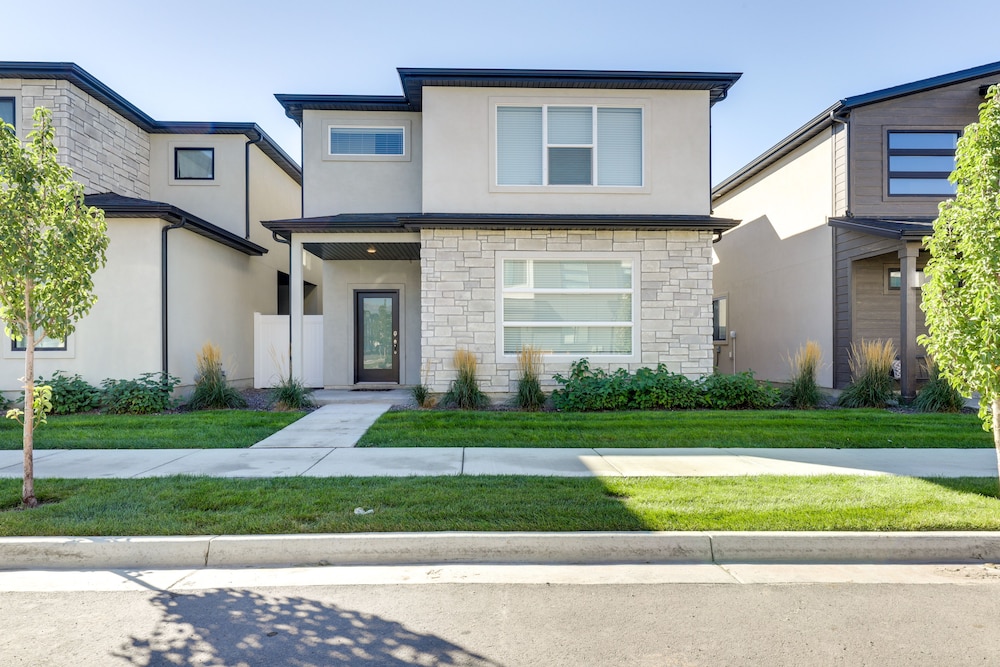 Inviting American Fork Home With Community Pool! view 5