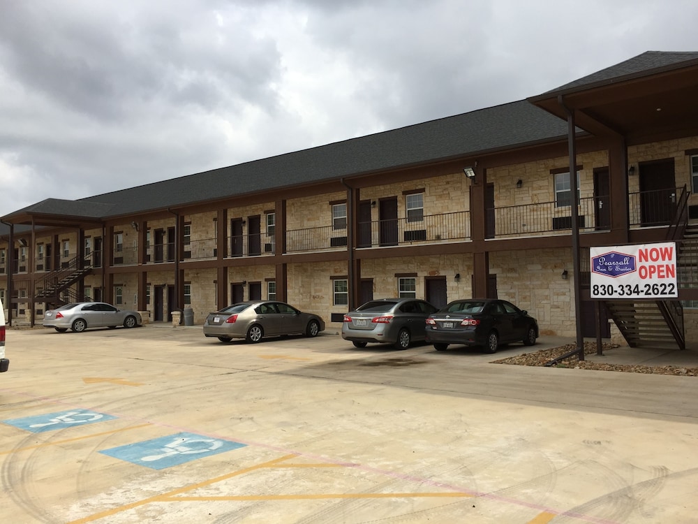 Pearsall Inn & Suites