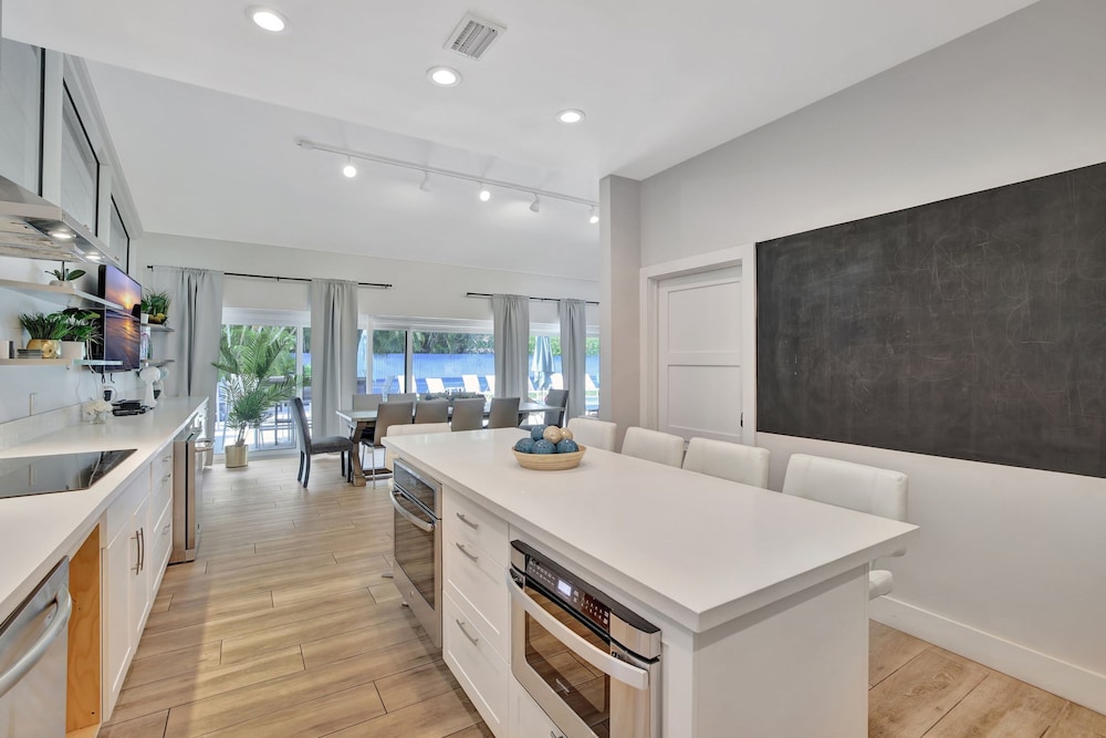 Seabreeze - 6BR Pool and Steps to Beach