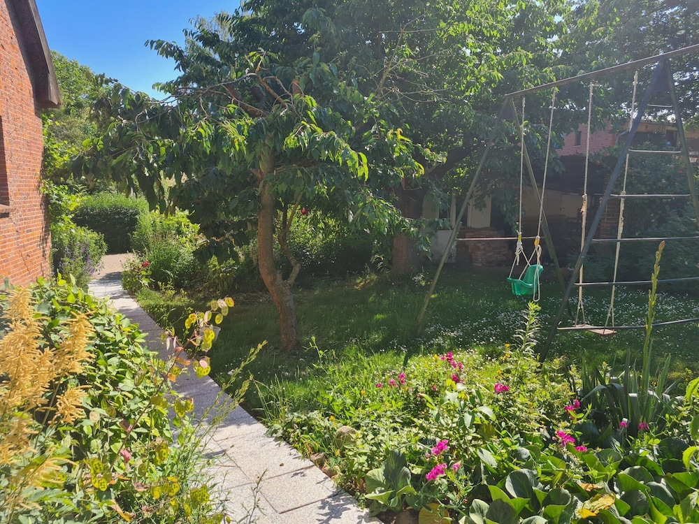 Retreat With Garden & Family Amenities