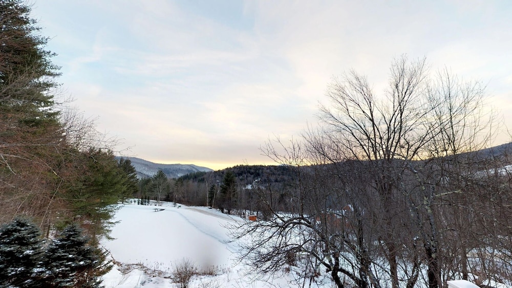 Silver Spring Chalet Large 4 bedroom, Pittsfield VT, 20 min to Killington Slopes 4 Home by RedAwning view 3