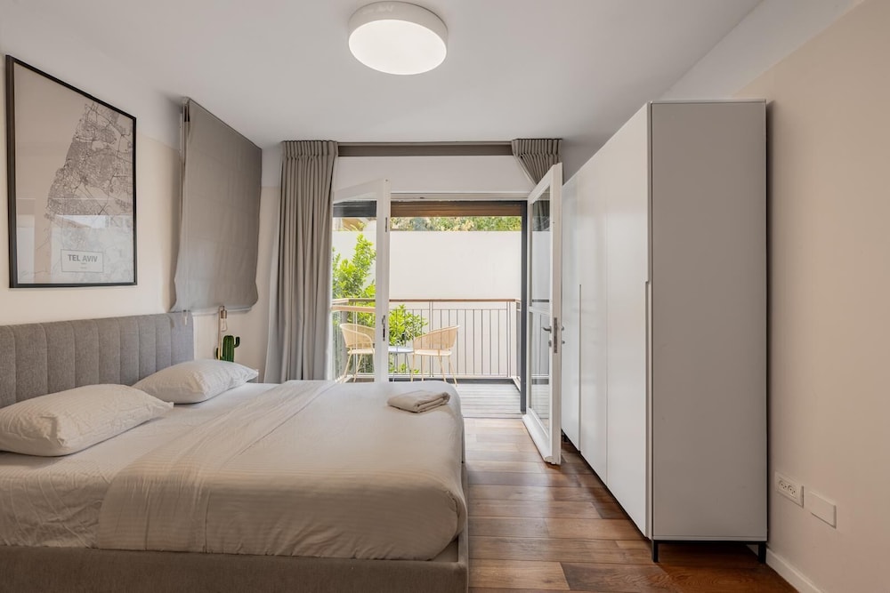 Allenby Spacious 6BR Home by Sea N' Rent
