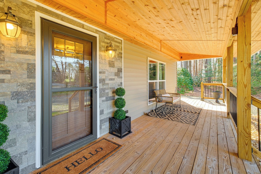 Dock, Sunrooms & Fire Pits: Deltaville Home!