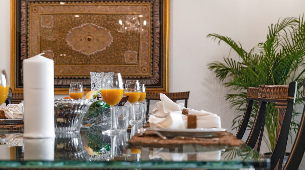 Manzil -Exquisite 5BR Villa in Palm w Beach Access