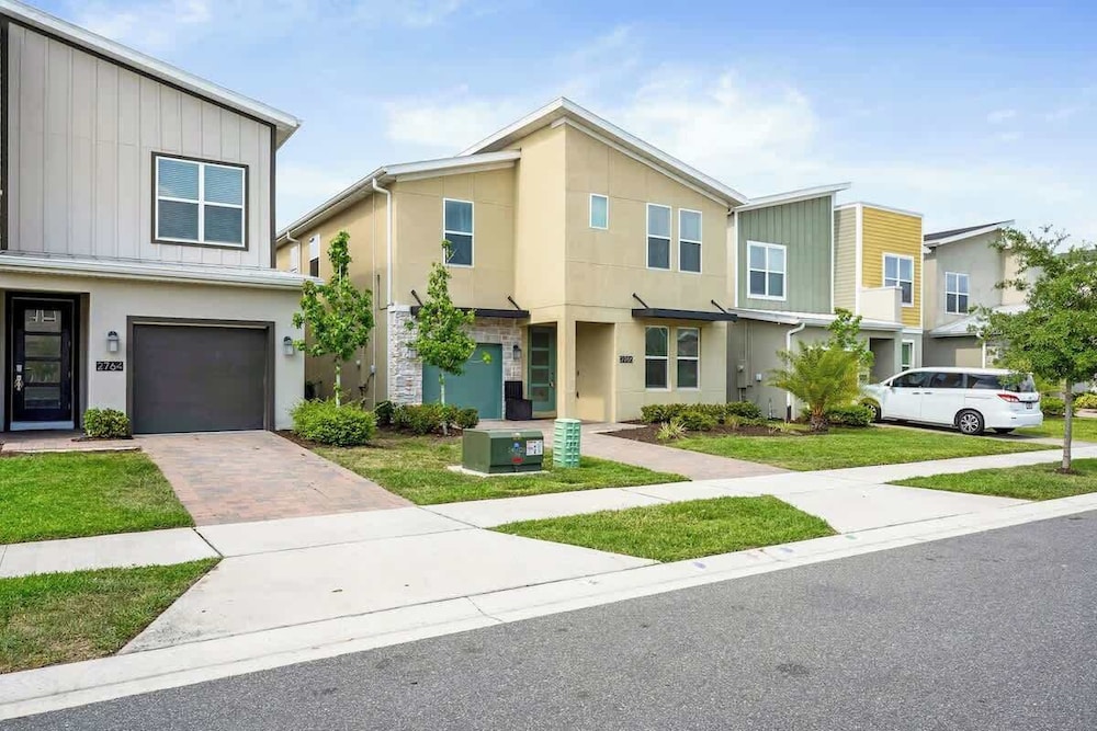 Sophisticated 6BR at Storey Lake