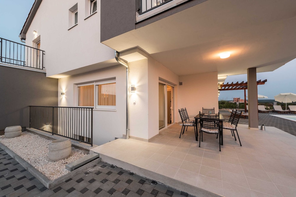 Luxury Escape With Swimming Pool & Modern Design