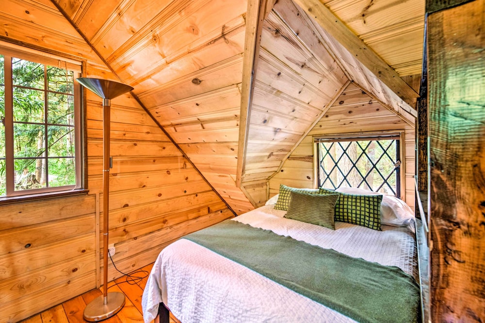Three Enchanting Riverfront Cabins: Hot Tub Access