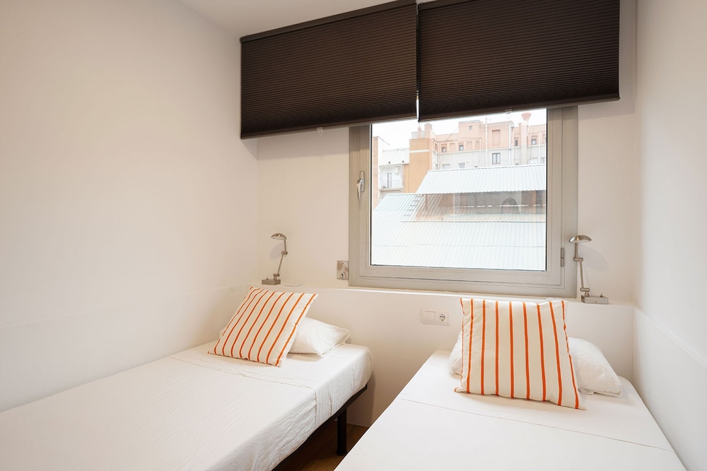 Modern Apartment Near Pl Espa a