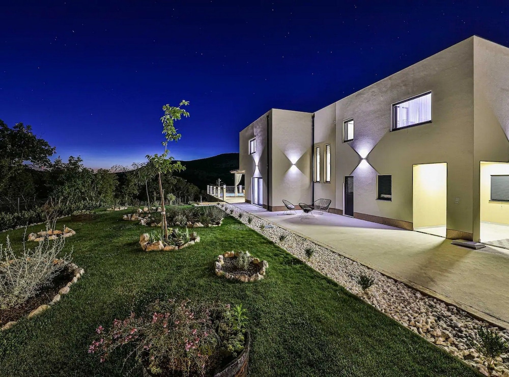 Luxurious Sanctuary Villa Primorski Dolac With Pool