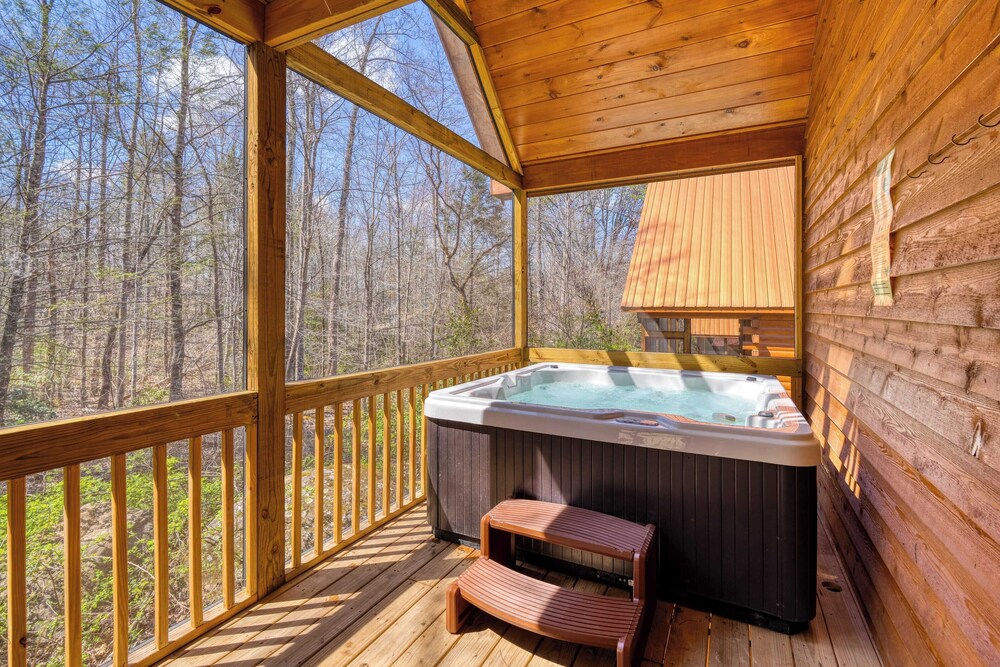 Hot Tub + Foosball Access to Pool, Tennis, Gym Chill'n in the Smokies