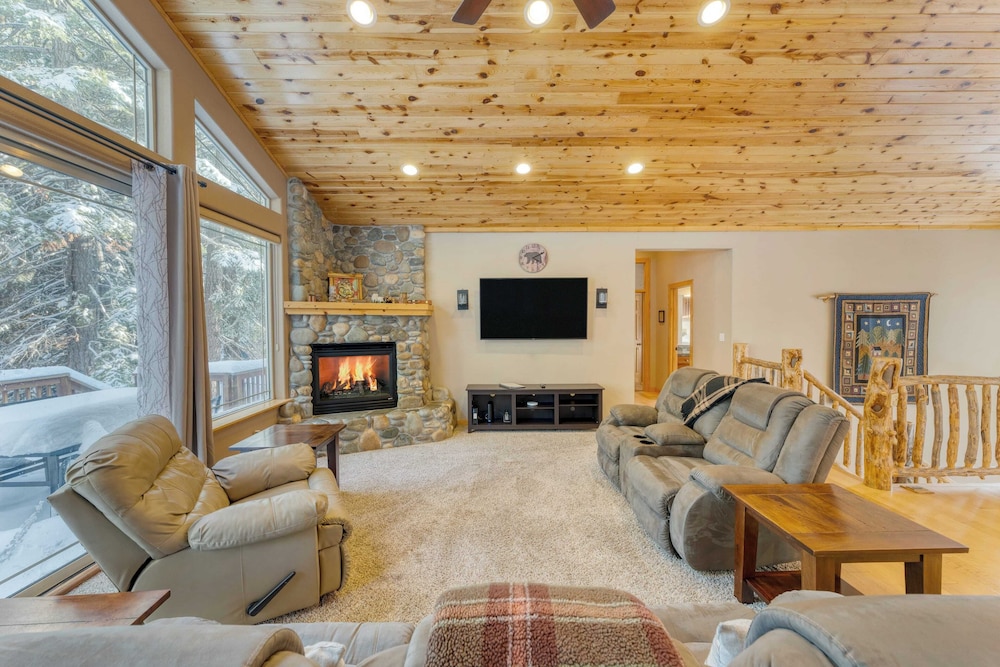 Cherry Hills Spacious Tahoe Cabin With Deck, Fireplace & Open Interiors