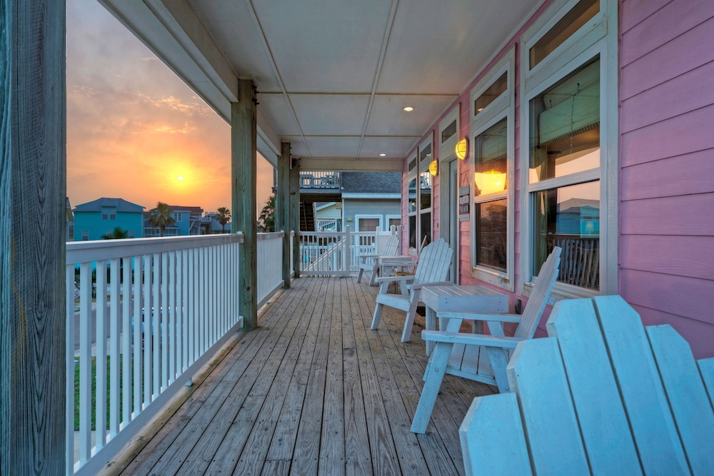 Casa Rosada by Avantstay Easy Beach Access Spacious Balcony Deck