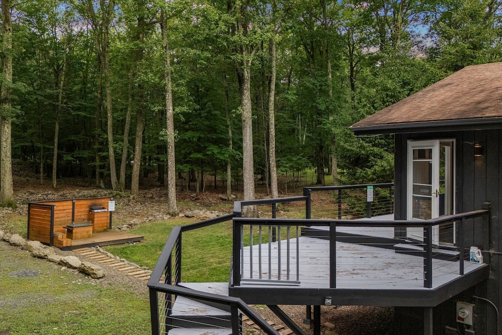 The Evergreen Escape by Avantstay Modern Cabin w Volleyball Court Hot Tub