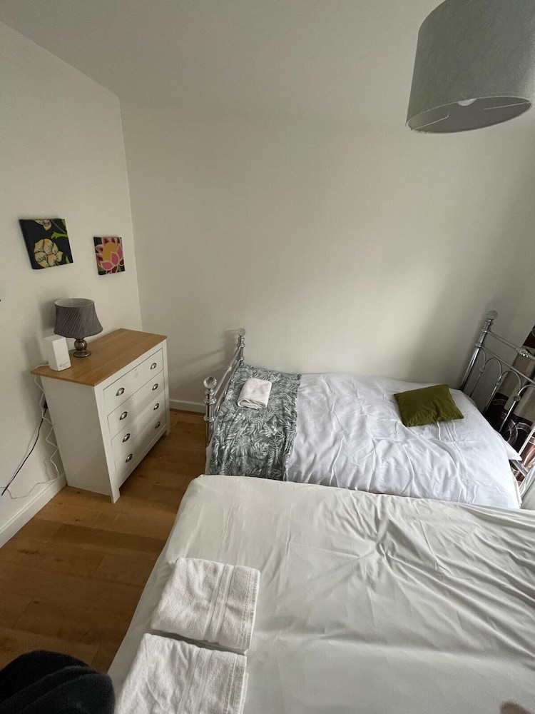 3 Bed Flat - Sleeps 6 - Parking - Wifi
