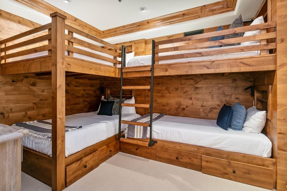 Grand Lodge - 3 Bedroom Deluxe #407 - Ski-in/out 3 Condo