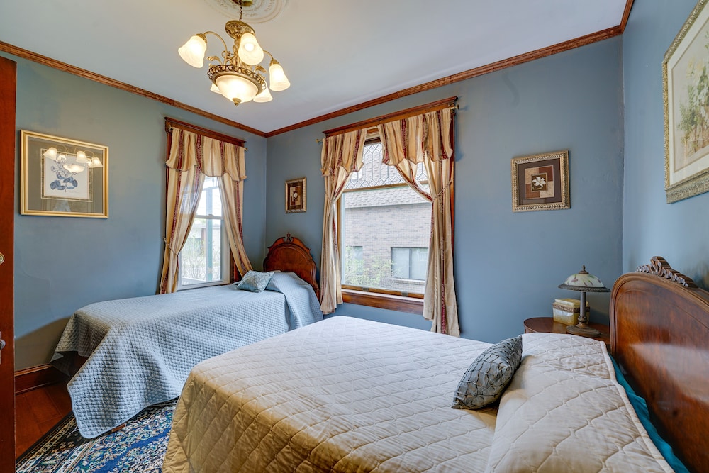 Dtwn Victorian Home - 1 Mi to Lake Michigan Beach! view 5