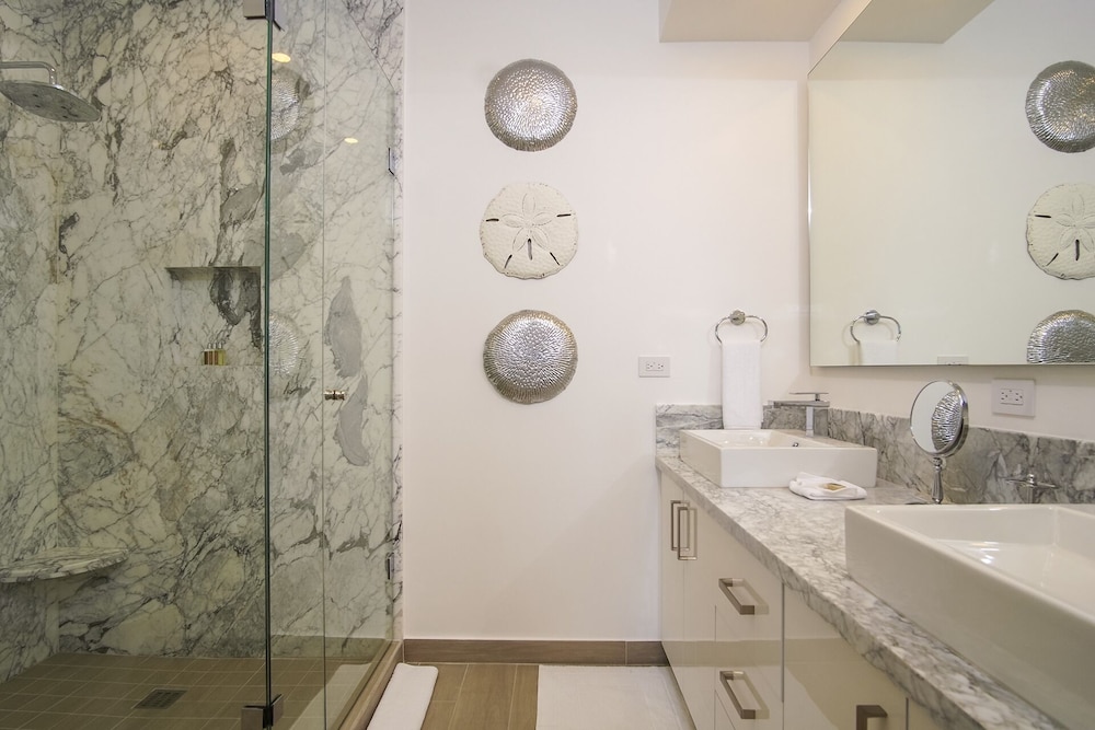 Gorgeous 2 Bedroom Condominium