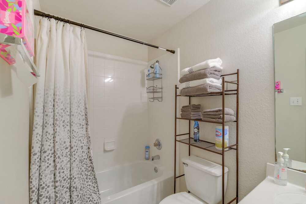 7 Mi to Downtown Baytown: Spacious Home w/ Yard
