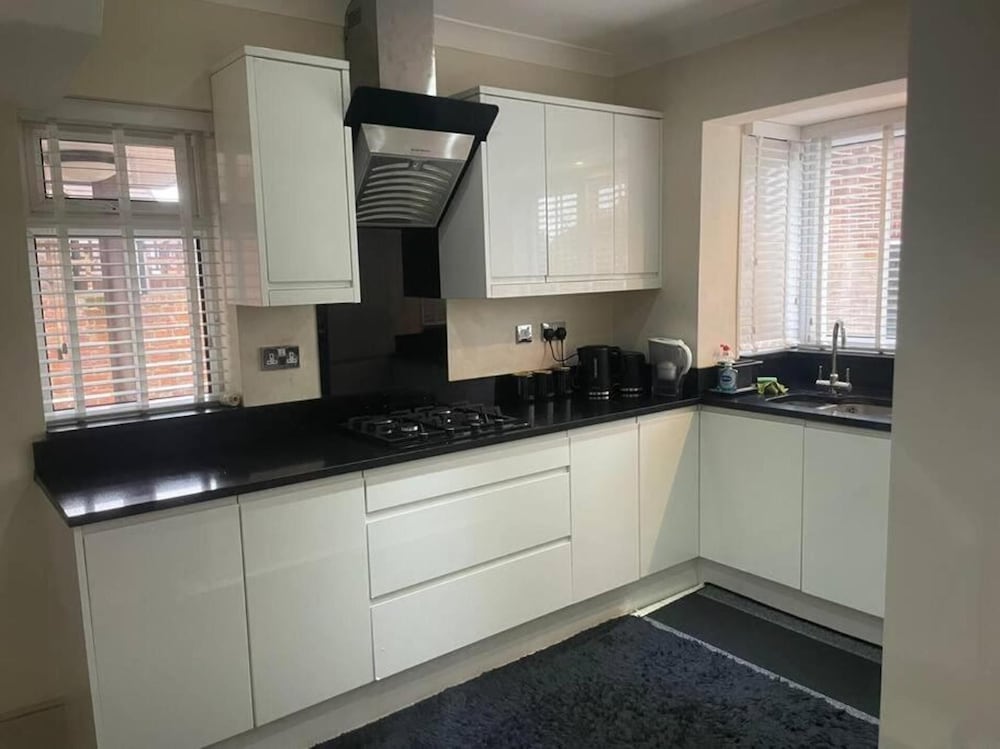 Charming House With Garden - Sleeps 6 & Parking