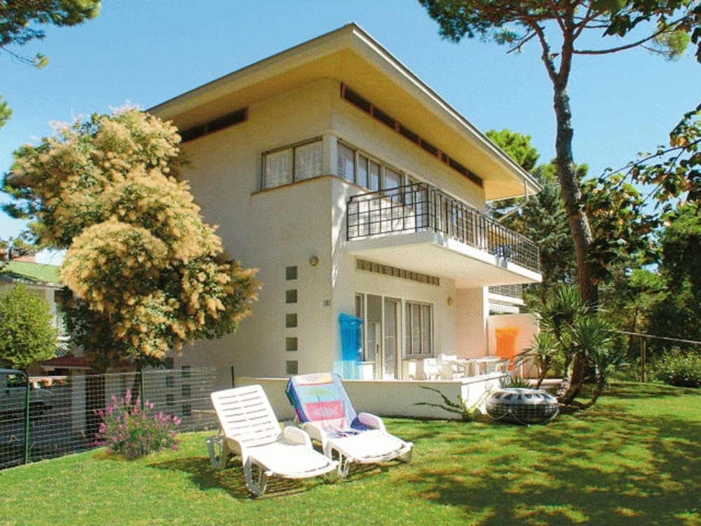 Villa for 8 Guests With Private Fenced Garden in Lignano Pineta