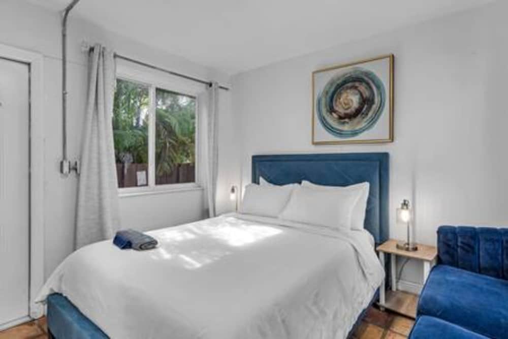 427 NE 107th Studio 6BR 3BA 7 Beds Pool Parking 2 Kitchen