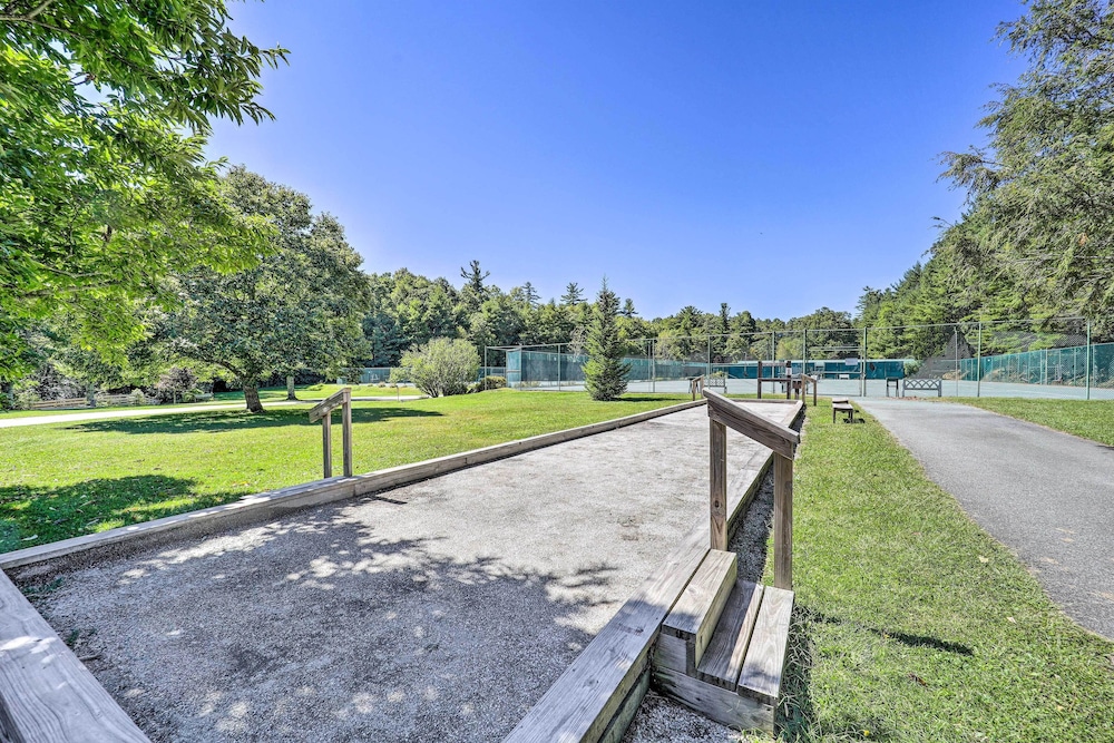 Hike, Swim, Ski & More: Pet-friendly Newland Home!