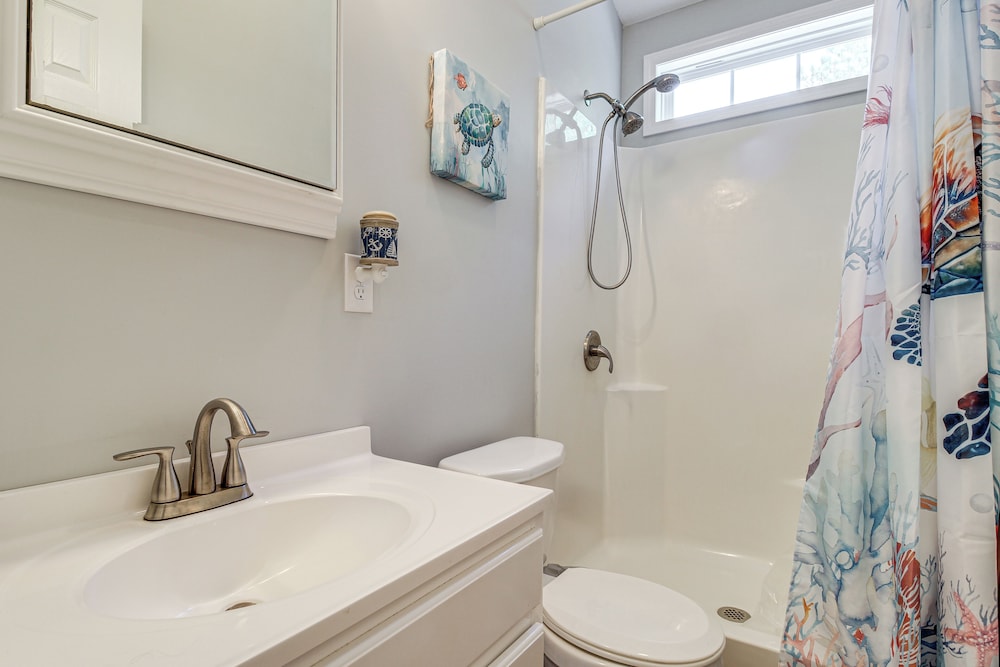 3 Mi to Icw: Coastal Carolina Home w/ Pool Access