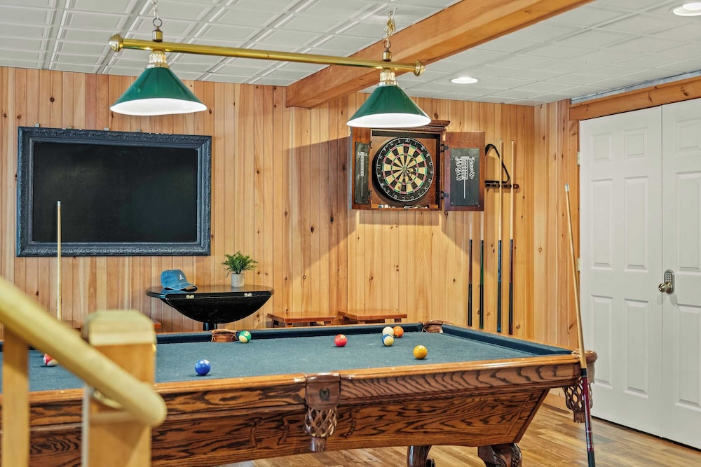 Mountain Escape With Game Room, Balcony & Stunning Views in the Poconos Christina