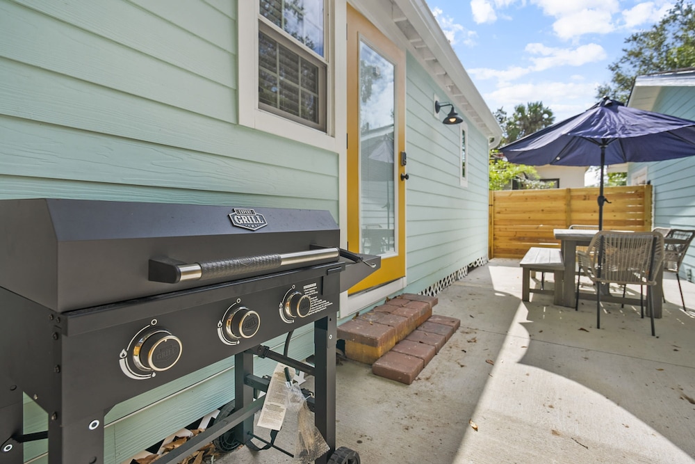 Newly Renovated Whimsical Cottage 2 Beds Hot Tub