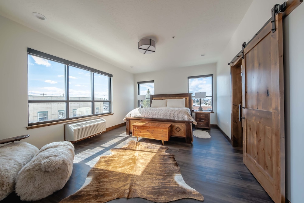 Downtown Penthouse Condo For 4!