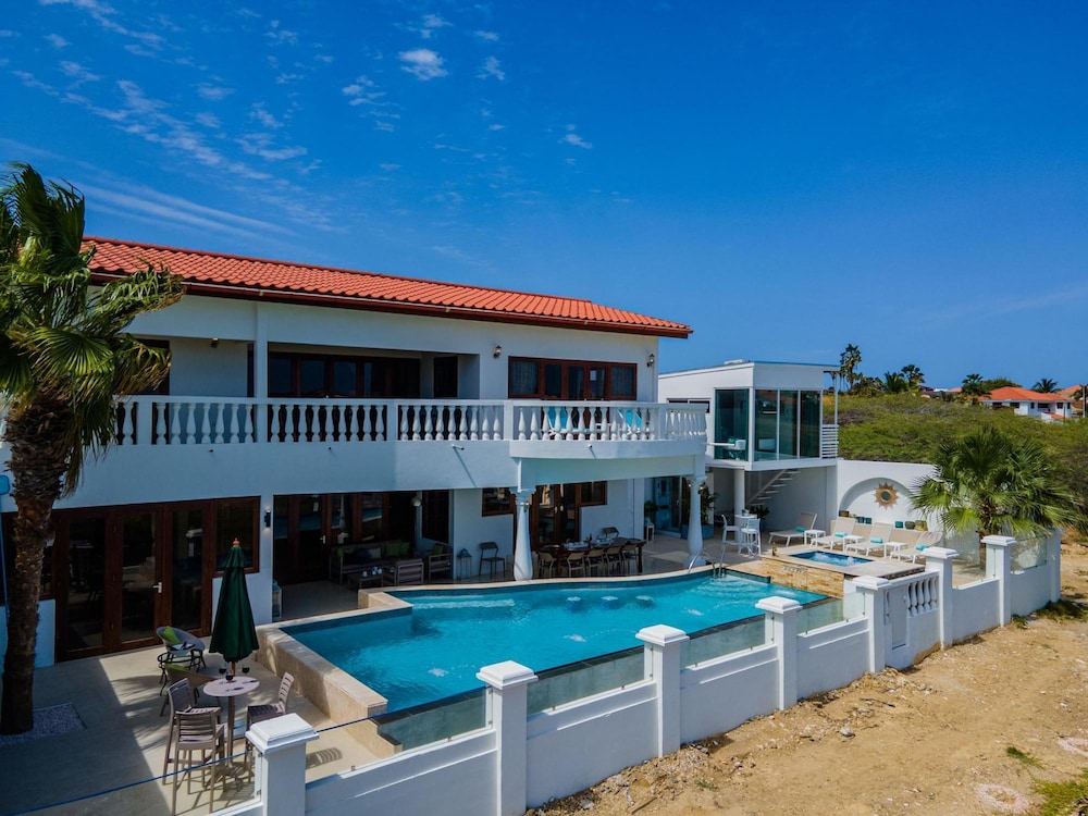 Villa Salina - 5BR w Pool Jacuzzi Sauna