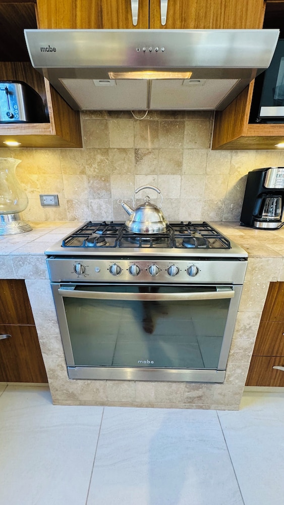 Modern 1 Bedroom Guesthouse - Free Bikes - Huge Patio - Gym - Pickleball Court
