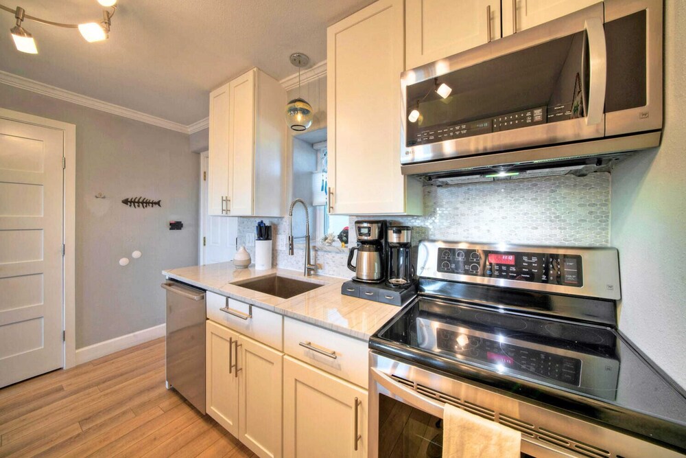 Sleeps 18, 2 Condos Beach Access, Pool, Views, Tennis + Pickleball Courts