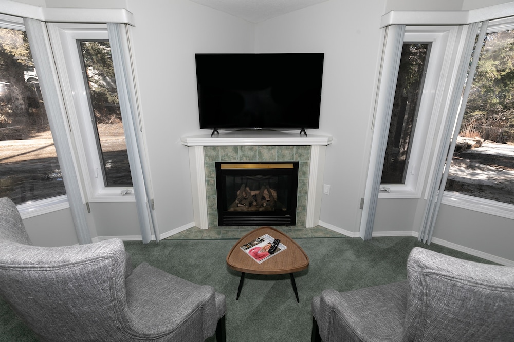 Dream 4-Br 4-Ba Chalet | Private Hot Tub | 2 min to Jasper National Park Gates view 2