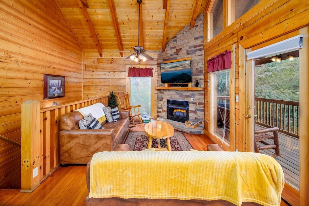 Ern812 - Eagles Perch 2 Bedroom Cabin by RedAwning view 4