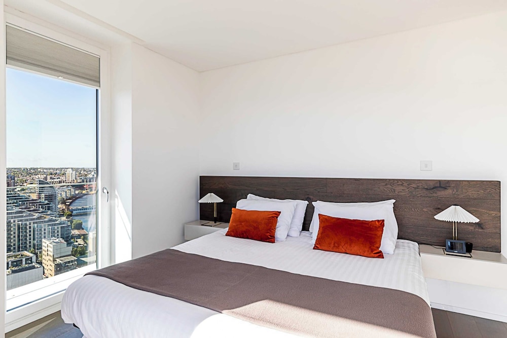 Luxurious 3-bed Sky-high Battersea Gem