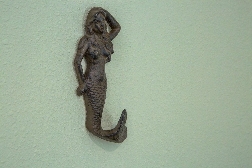 Lulu's Key House Leatherback 2/2 Downstairs view 5