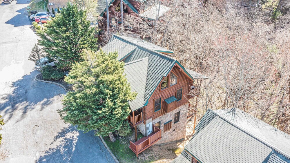 Bear Creek Way by Avantstay Hot Tub, Game Room, Air Hockey, Near Dollywood & Smoky Trails