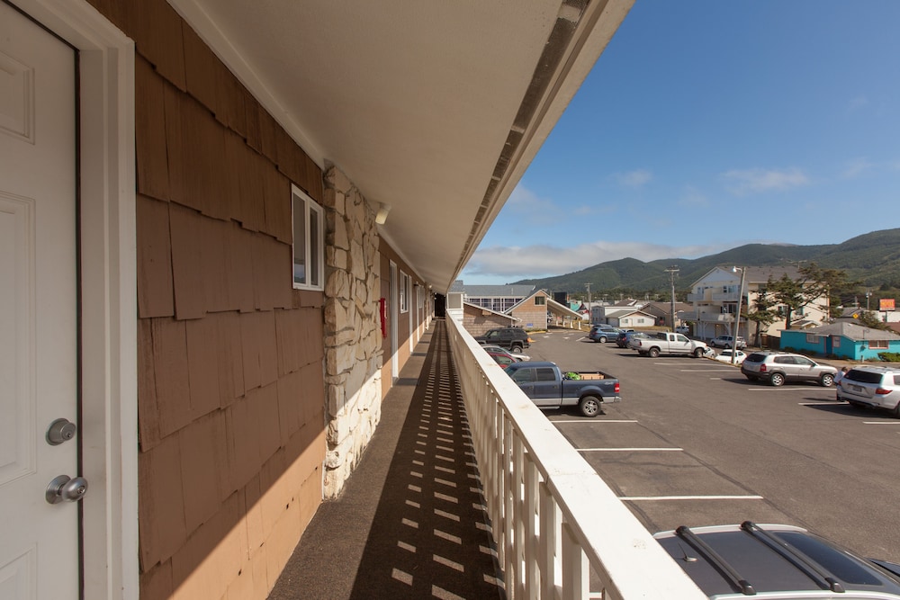 Silver Sands Motel