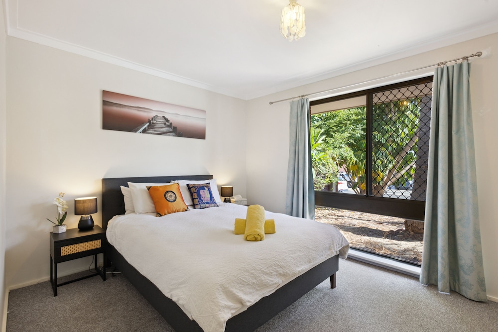 4BR Pool House Close to Shops