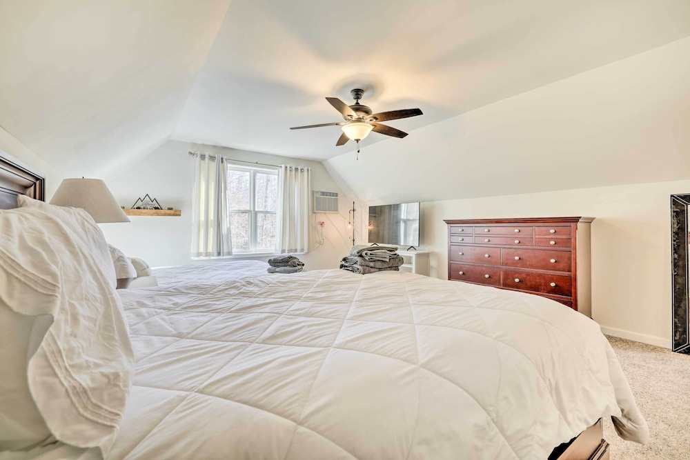 Hot Tub + Decks: Tree-lined Retreat in Pocono Lake view 5