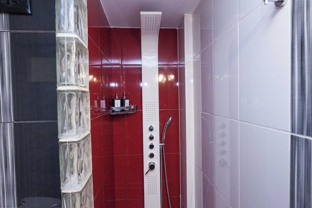 Stylish Renovated 2 Bd Apt in Exarcheia