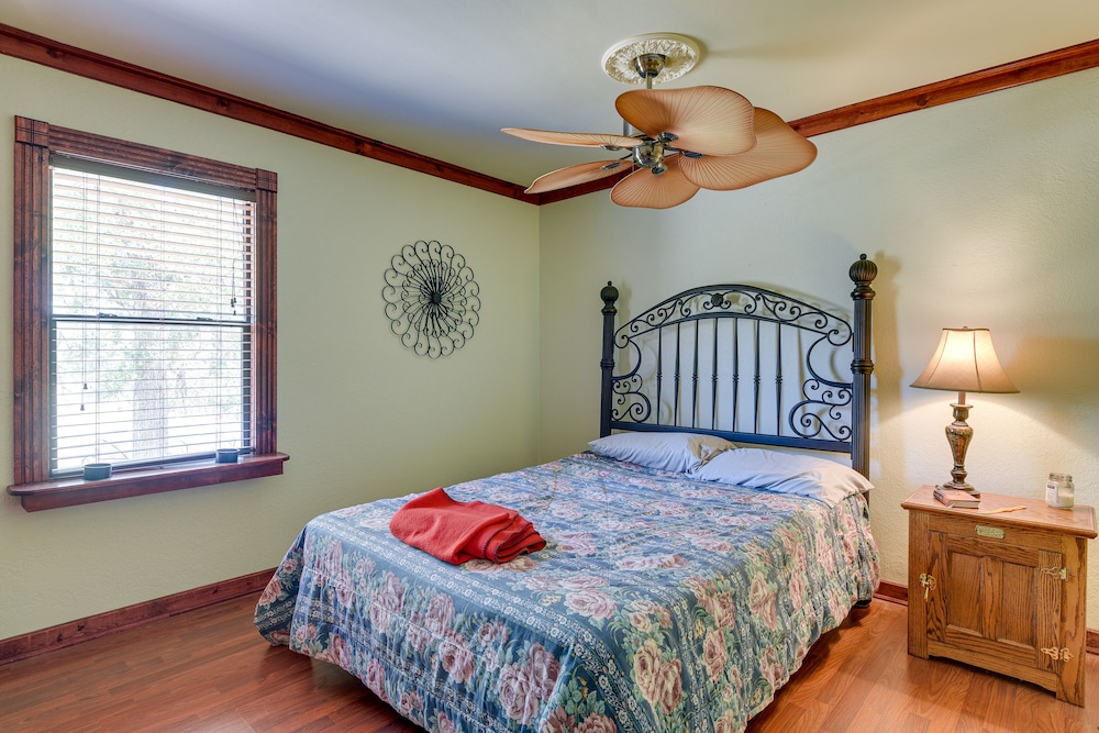 Pet-friendly Texas Home w/ Screened-in Deck view 4