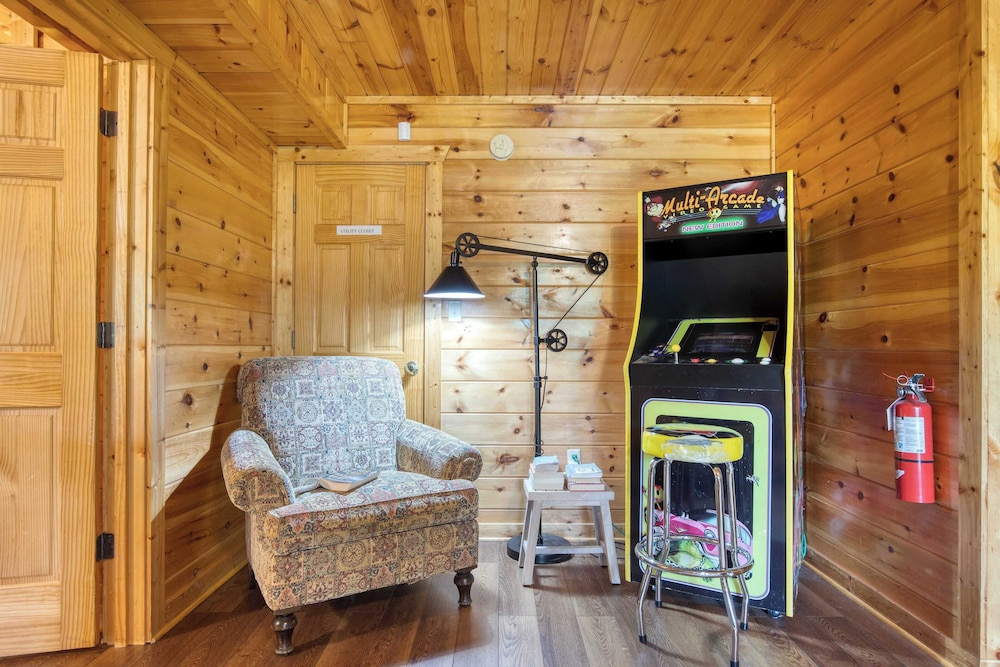 Triple Mountain View by Avantstay: Hot Tub, Game Room & Stunning Smoky Mountain Views